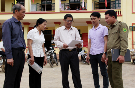 Lãnh đạo xã Minh Quán kiểm tra và đôn đốc công tác bầu cử.